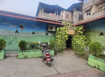 nepal/chitwan-valley/restaurant/the-cave-restaurant