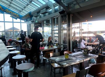 canada/toronto/harbourfront/restaurant/joe-bird