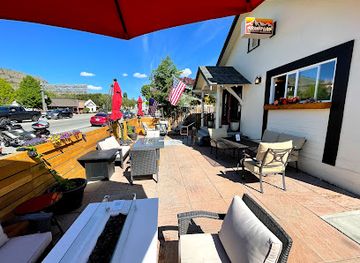 washington/lake-chelan/restaurant/county-line-eat-drink-on-woodin