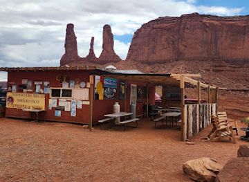 arizona/monument-valley/restaurant/linda-s-red-trailer
