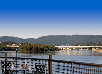 tennessee/ruby-falls/restaurant/boathouse-rotisserie-raw-bar