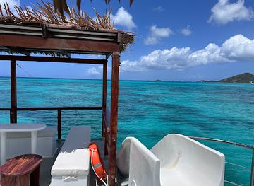 antigua-and-barbuda/darkwood-beach/restaurant/kaikoconut-floating-bar-pick-up