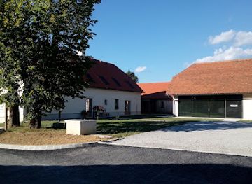 slovenia/postojna/restaurant/smrekarjeva-domacija