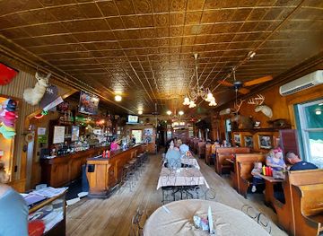 michigan/traverse-city/restaurant/sleder-s-family-tavern