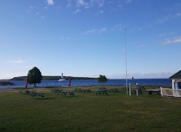 michigan/mackinac-island/restaurant/windermere-point-doghouse