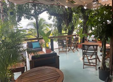 honduras/utila/restaurant/wine-attic