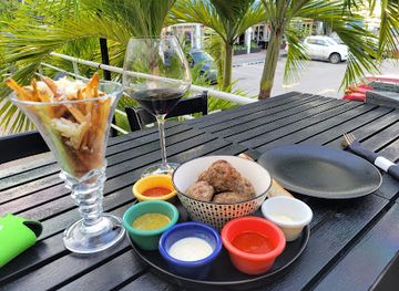 sint-maarten/cole-bay/restaurant/balls-wine