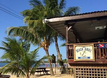 honduras/cayos-cochinos/restaurant/blue-bahia-beach-grill
