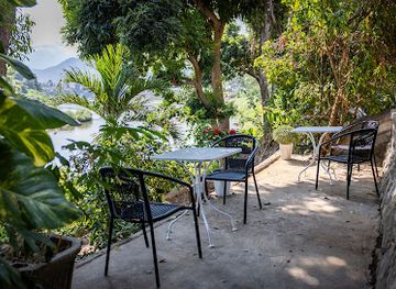 laos/phakse-province/restaurant/c-est-la-vie