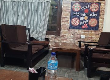 bhutan/punakha/restaurant/family-pizza