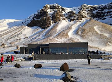 iceland/laugavegur-trail/restaurant/black-beach-restaurant