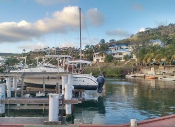 sint-maarten/maho-beach/restaurant/dinghy-dock-sailors-bar