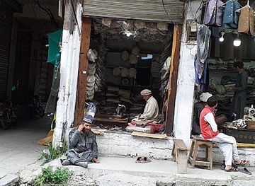 pakistan/chitral/restaurant/hameed-ullah-chitrali-topi