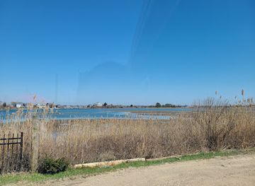 rhode-island/trustom-pond-national-wildlife-refuge/restaurant/cap-n-jack-s-restaurant