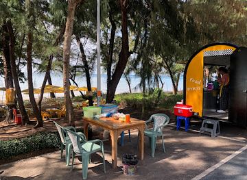 thailand/rayong/mae-ram-phueng-beach/restaurant/yellow-resto-yellow-beach