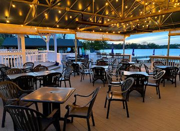 illinois/chain-o-lakes-state-park/restaurant/lindy-s-landing