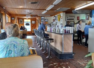 north-carolina/uwharrie-national-forest/restaurant/whispering-pines-b-b-q