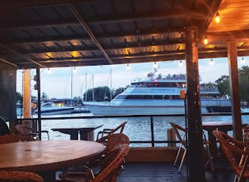 ohio/lake-erie-islands/restaurant/bootleggers-waterfront-grille-bar