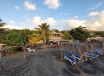 dominica/hampstead-beach/restaurant/indee-s-beach-bar-and-restaurant