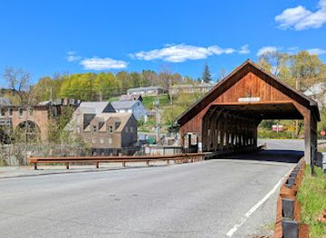 vermont/molly-stark-state-park/restaurant/simon-pearce
