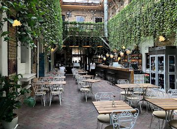 hungary/budapest/jewish-quarter/restaurant/mazel-tov