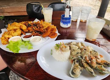 cook-islands/ngatangiia/restaurant/ray-s-hut