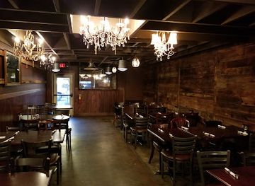 michigan/traverse-city/restaurant/blue-tractor-barbeque