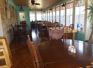 missouri/current-river/restaurant/lil-black-river-cafe