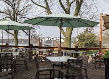 wisconsin/great-river-road/restaurant/pier-500