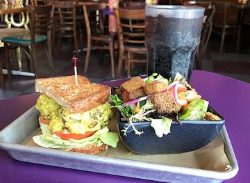 wisconsin/milwaukee/restaurant/hamburger-mary-s-milwaukee