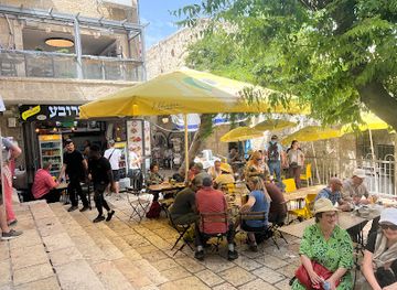 israel/jerusalem/old-city/restaurant/hatzar-brova