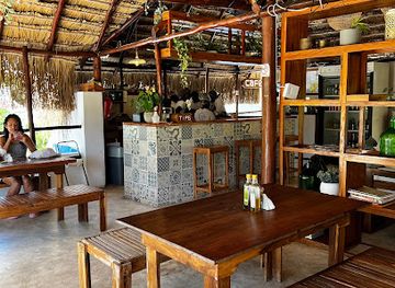 mozambique/tofo-beach/restaurant/ocean-n-friends