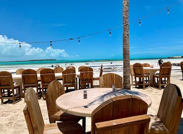 turks-and-caicos-islands/malcolm-s-road-beach/restaurant/bugaloos