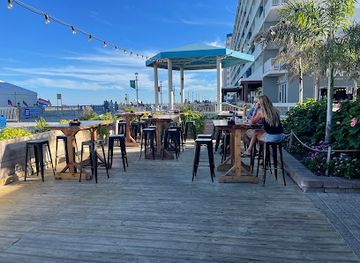 virginia/virginia-beach/oceanfront/restaurant/chix-on-the-beach