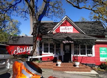 arkansas/fayetteville/restaurant/sassy-s-red-house