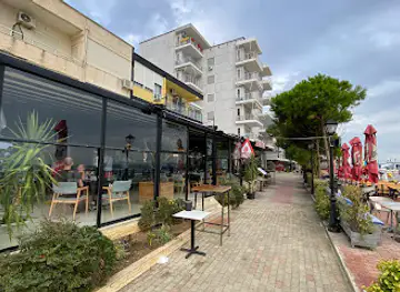 Resto Cafe Hotel Heming-way