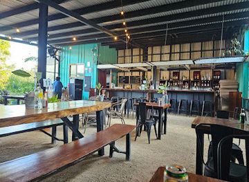 vanuatu/norsup/restaurant/three-pigs