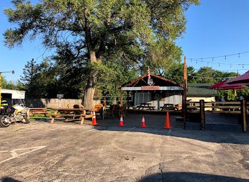 illinois/chain-o-lakes-state-park/restaurant/bootleggers-bar-grill