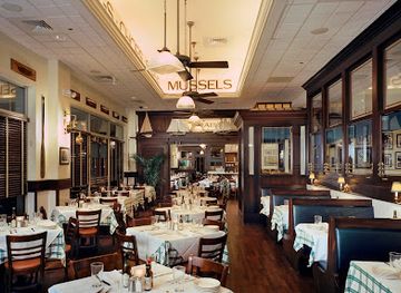illinois/illinois-river-valley/restaurant/hugo-s-frog-bar-fish-house
