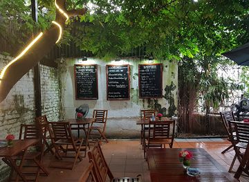 vietnam/hanoi/tay-ho-district/restaurant/cousins-restaurant