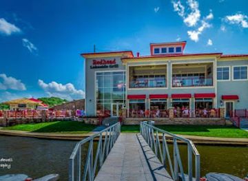 missouri/lake-of-the-ozarks/restaurant/redhead-lakeside-grill-and-yacht-club