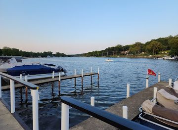 illinois/chain-o-lakes-state-park/restaurant/port-edward-restaurant