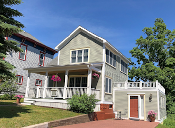wisconsin/bayfield/restaurant/hendrickson-house-carriage-house