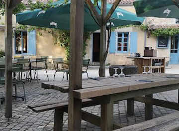 france/marais-poitevin/restaurant/restaurant-l-echauguette-terrasse-au-bord-de-l-eau