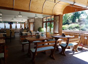 hungary/lake-balaton/restaurant/platan-etterem