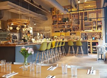 canada/ottawa/glebe/restaurant/erling-s-variety