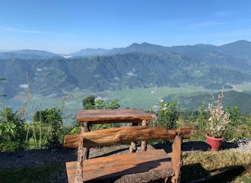 nepal/pokhara/sarangkot/restaurant/logs-bar-restaurant