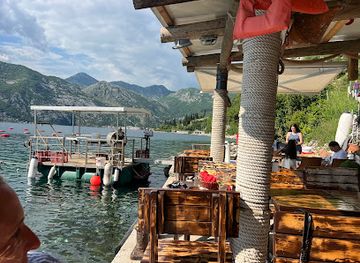 montenegro/perast/restaurant/oysters-mussels-farm