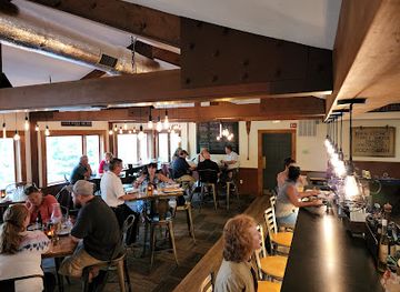 Canoe Restaurant & Tavern