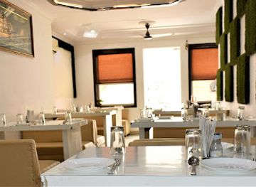 india/agra/restaurant/sour-n-spicy-restaurant-by-goyal-hoteliers-best-restaurant-in-agra